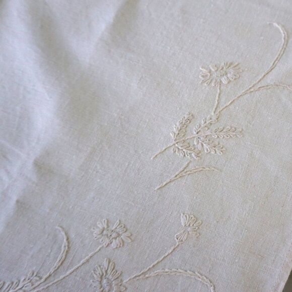 Tablecloth Vintage Unbleached Linen Hand Embroidered Beige 34 x 32 Card Table Sz - Picture 6 of 10